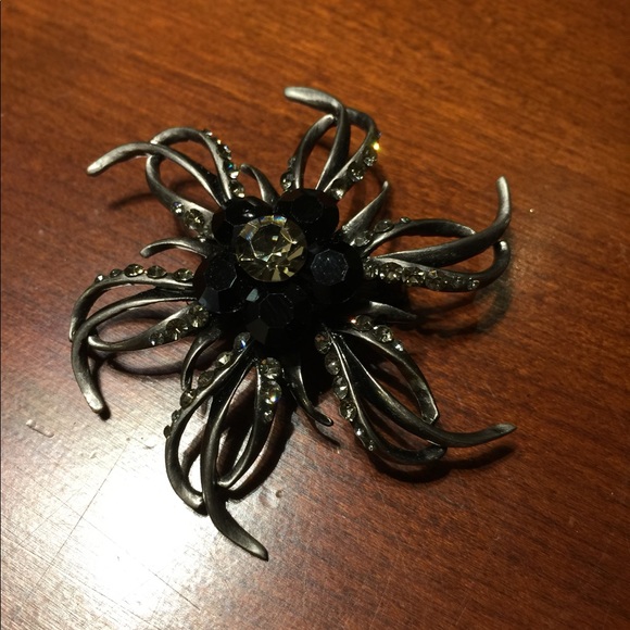 Vintage brooch pin back sparkling flower with shiny black beadings & rhinestones - Picture 9 of 12